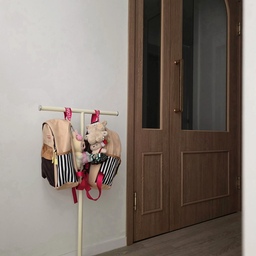 정리할 공간이 따로 없어서 현관옆에 툭툭 던져놨던 가방들
가방걸이 하나 놔주니 이렇게 정리를 잘 할 수가 없네요!
공간도 많이 차지안하면서 너무 좋아요
#현관 #중문 #우드중문 #비대칭중문 #아치중문 #가방걸이 #육아템 #육아템추천 #콘수프기록집 #현명한소비 #맞팔 #맞팔환영
