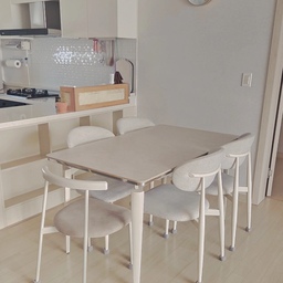 #콘수프기록집 #현명한소비 1
둘째가 요즘 의자 앉을때 자꾸 쿵쿵 거리길래,
민폐 더 끼치기전에 커버 씌웠어요 
씌우니 확실히 소음이 줄여든거같아요!
끌었을때 부드럽게 밀리고 드드득하는 소리가 없어서
만족해요👍 
초딩언니 안과 가는 김에 근처에 다이소 있길래 사왔어요
테니스공 디자인이 깔끔하고 심플하니 괜찮은거같아요!
초딩언니껀 직접 고른걸루 :-) 귀여워서 잘 어울리는거같아요
소소하지만 행복한 소비였어요😁
#집꾸미기 #미니멀인테리어 #육아일상 #의자다리커버 #다이소템 #소비기록 #심플인테리어 #세라믹식탁 #주방 #아이방의자 #일상기록 