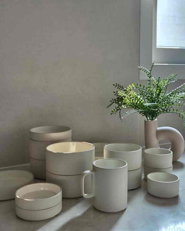 #FTC21기이야기
#GourmetCompleteItems #미식100선

🍽 GourmetCompleteItems - Plating Everyday Life with Emotion

Even a familiar day becomes a little more special with just one bowl or cup. ✨️

With its clean lines and subtle cream-toned color, these ceramic bowls naturally complement any dish.
They're especially perfect for our porcelain table. 🤍

#KitchenItems
#DishRecommendation
#CeramicDish
#TableSettings