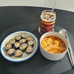 오늘 먹은 음식들
사진첩에 아들 지분보다 
음식 사진 지분이 더 많아지려고 하네요🤣
#콘수프기록집 #오늘의우리집
#라면 #묵은지참치김밥 #테이블매트
#테이블세팅 #거실테이블 #육사시미
#맞팔환영해요