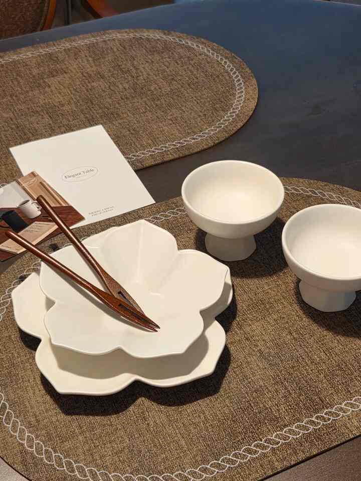 新婚旅行にふさわしい家庭食器セット🍶 
私と夫は周りの有名な愛州カップルです。
機会があれば、知人は飲み物や酒をプレゼントします。
もうあまりにもたくさんありますが、すでにありたいのですが、別の方法でかわいいです。 
いつも喜ばれるものです。
今日、この男が到着して牛肉に一杯をやめてください。
金曜日じゃないですか^-^  #접시 #그릇 #무광식기 #미식100선 #미식완성템 #신혼집 #생일선물 #코지인테리어 #다이닝 #맞팔