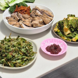 #콘수프기록집
#오늘의우리집
오늘의 우리집 식탁은 제철 야채로 가득 찼어요🥬
봄동을 가득 사서 쌈채소로 반 & 겉절이로 반 무치고
돌나물 무침도 간단히 만들었어요
저는 마트에서 한참 찾았는데 오늘의집에서도 봄동을 살 수 있더라구요! 요기서 사먹을 걸 그랬어요 ㅎㅎ
봄동은 1~3월, 돌나물은 3~5월이 제철이라고 하니
건강에 좋은 제철음식 많이 해드셔요 ㅎㅎ
#제철음식 #제철요리 #제철음식레시피 #제철밥상 #제철식재료 #봄동겉절이 #봄동무침 #나물반찬 #내돈내산 #식탁인테리어 #주방인테리어 #주방꾸미기 #주방정착템 #주방인테리어소품 #식탁스타일링 #키친인테리어 #키친투어 #키친웨어 #모던하우스접시 #모던하우스추천템 #모던하우스소품 #모던하우스그릇 #가성비살림템 #가성비인테리어 #만원의행복 #플레이팅필살템 #플레이팅샷 #손님초대요리
