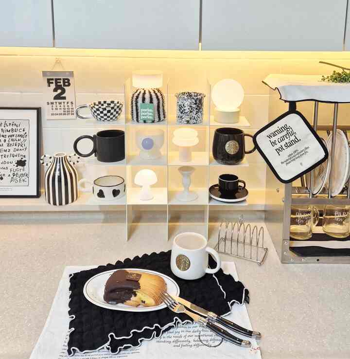 昨日、大きな娘が入ってきたので、お母さんを食べるように頼んだパン
一杯のコーヒーを飲んでいます☕️
ソウルで有名なパン屋さんですが、私は知りませんがㅎㅎ
甘くて美味しいです😁
カップボードがあってキッチンが雰囲気あり綺麗ですね😊

＃コンスープ記録集＃グロガー＃ムードライトおすすめ＃サンライト電球＃キノコ照明 