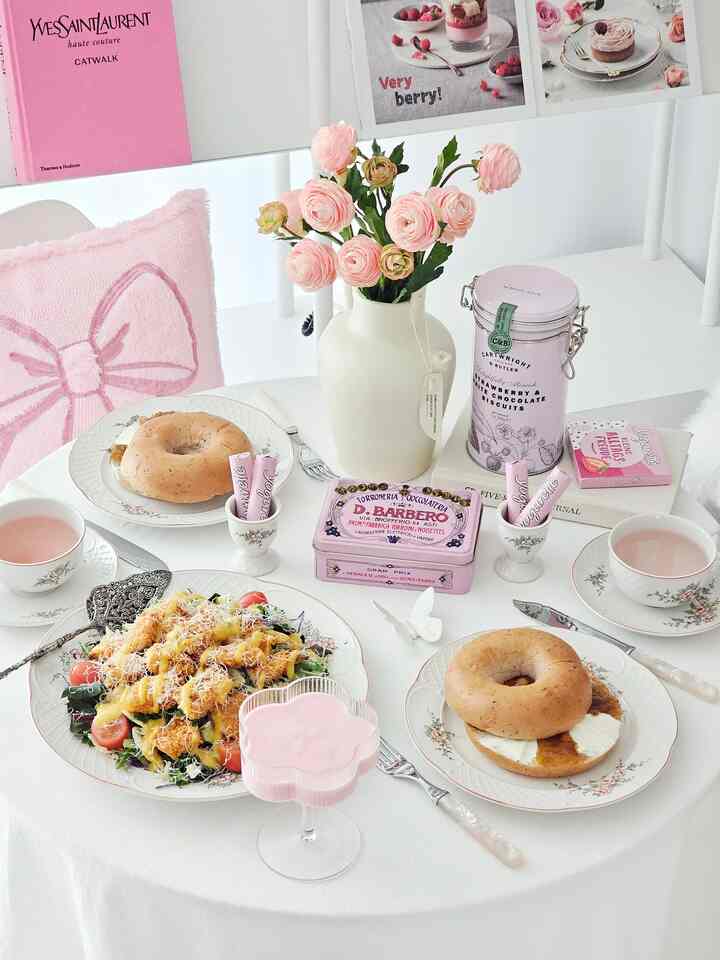 #綺麗なテムベスト2 #コンスープ記録集
本当に大好きなビレロイアンボッハセットを取り出して
甘くて可愛らしいピンクのトーンで着てみた、
（事前に）Valentine’s Day＃ホームブランチ🩷
。
パンよりもご飯が好きな中ディング、ゴーディングが休暇だから
こんなにゆったりしたブランチ遊び（？）も簡単ではないけど
これさえもいつかは懐かしい瞬間でしょうね！
。
プレゼントのような今日の日に感謝しながら
残りの午後もファイティング叫びます🕊
。
＃甘いダリン＃アパートのインテリア＃ピンクの小物＃ホームストア＃ホームレストラン＃春のインテリア＃ホームカフェインテリア 