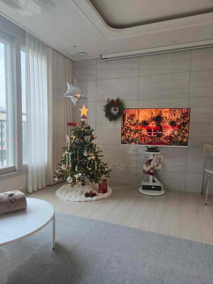 写真集を後ろから見上げるクリスマスの我が家🎄

来年に購入しようとしたツリーを120小さなかわいいサイズで購入しました。

木の金額が相当でした。
180購入したら...
今年は180を購入する予定でしたが、購入できますか？  #콘수프기록 #콘수프챌린지 #집꾸미기 #리빙 #리빙템 #인테리어 #홈인테리어 #인테리어소품 #예쁜템최고야 #크리스마스  #거실러그 #카페트 #큐빅스 #거실커튼 #거실인테리어

