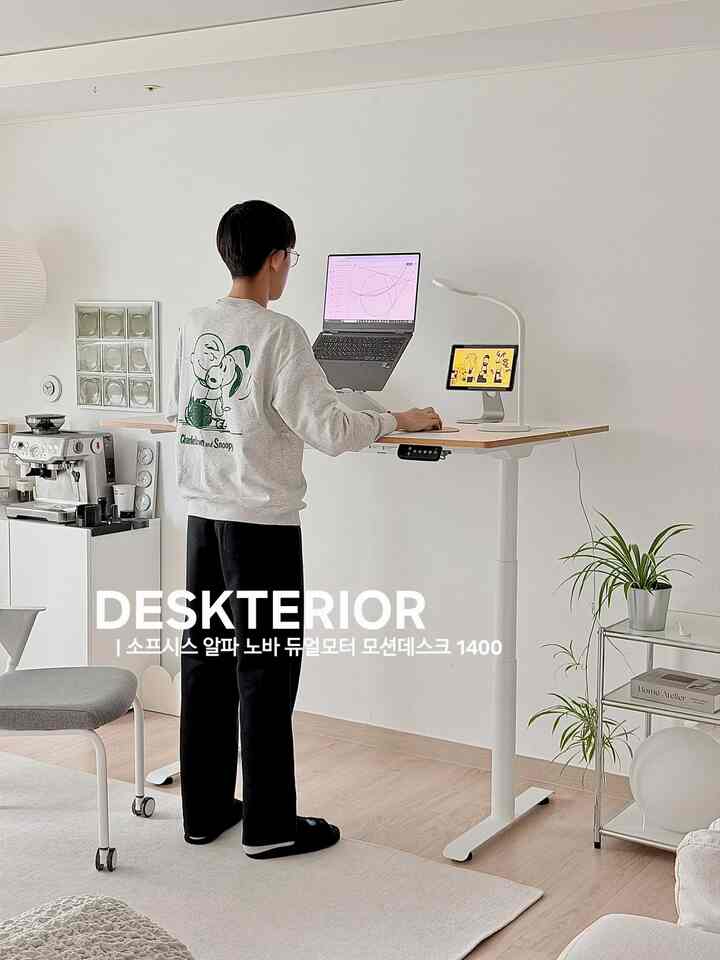 家で長い時間混雑している3人の息子のために準備されたモーションデスク：）
✔️ソフシスアルファノヴァデュアルモーターモーションデスク 

休みなのに、毎日10～10以上で混工する私たちの息子。
すべき勉強はサンダミですが、一日中椅子に座っています。
腰も痛く、首も痛く、集中力も落ちると大変でしたよ。
お母さんが代わりに勉強することはできません...
代わりに最高の勉強環境を作ることにしました！ 
子供の健康と学習効率の両方を手に入れることができるモーションデスク 
リビングルームに入った:)

✅自由な高さ調節(63.5cm~124.5cm)
子供の成長に合わせて長く使えるのは基本、 
3つの高さメモリ機能があり、  
ボタンだけ押すと私の体にぴったり合うように動いて便利です。 

✅ デュアルモーター
デュアルモーター使用でモニターと本をいっぱい上げても 
揺れなくちゃんちゃんと安定的！

✅安心素材
E0グレードの材料で有害物質の心配もなく、 
普通、新しい家具を入れると臭いのために数日苦労するが、
匂いもなく、設置するとすぐに使いました。 
そして18T天板にLPM仕上げなので、傷や汚れを心配せずに 
きれいに書けます。 

しかもスマート通知機能があり、長時間同じ姿勢でないように 
教えてくれたら、健康な勉強習慣に入るのにぴったりですか？

リビングルームに置くと、3人の息子だけでなく、1人の娘、 
そしてウエストディスクがある私も一緒に使っています。 
立って勉強するので、眠りも破り、集中も良くなるそうです。

今冬の休暇は勉強するのが多すぎて開学が遅くなってほしいです。 
息子の言葉に気がついたけど…😥
残りの休暇、モーションデスクでもっと頑張りましょう！ 
お母さんが応援しています🤍


。
。
。
。
。


＃今日の私たちの家＃コンスープ記録集＃ソープシス＃モーションデスク＃デスクテリア＃デスクインテリア＃子供デスク＃デスク＃コンピュータデスク＃デスク＃仕事デスク＃在宅勤務＃ホームオフィス＃ホームオフィスデコレーション＃ホームオフィスインテリア＃オフィス＃リビングルームインテリア＃リビングルームライブラリ＃中学生デスク＃高校生デスク＃学生部屋インテリア 