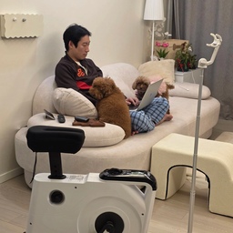 #유부의세계 퇴근 후 소파에 모여서 노트북도 하고 
종일 우리만 기다리는 아이들이랑 행복한 밤을 보내요.
개인시간보다 남편과 애기들이랑 보내는 조용한 시간이 좋은 유부🤗
#콘수프기록집 #부부가사는집 #강아지와함께사는집 #맞팔