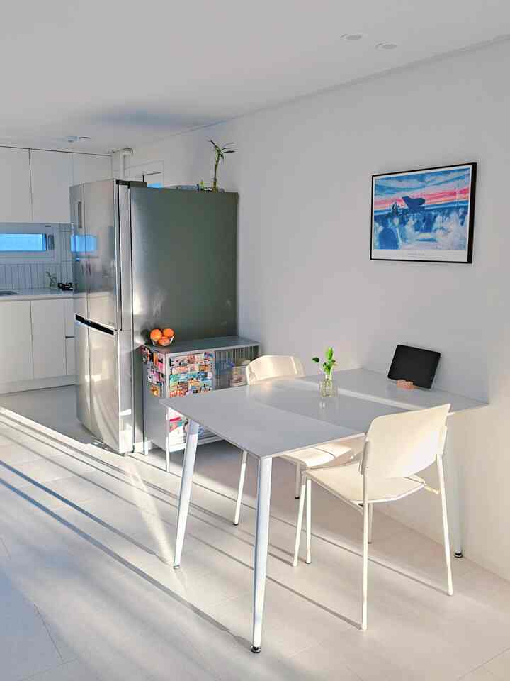 日差し深く入る冬の朝のキッチンの様子。

直線美が好きな私は
直線中心の家具を選んだが…
そのおかげで影も直線の饗宴ですね♡

美しい風景の中、
脂肪がどんどん止まる...
ああ…それはポイントですが……😅

＃コンスープ記録店＃今日の私たちの家＃キッチンインテリア＃キッチン＃キッチン装飾＃キッチン家具＃キッチン家電＃ダイニングテーブル＃ダイニングスペース＃ダイニングインテリア＃4人用テーブル＃4人テーブル＃ホワイトインテリア＃ホワイトキッチン＃ホワイトトーン＃ホワイトトーンインテリア＃ホワイトトンキッチン＃ホワイトテーブル