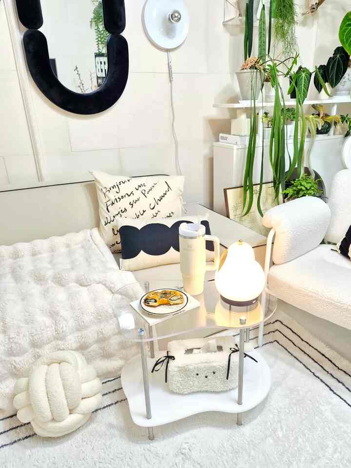 Kemarin, saya pergi keluar dengan anak kedua saya untuk urusan bisnis, dan saat dalam perjalanan, saya malah mampir ke toko roti dan membeli banyak roti lagi 😅😋
Anak kedua saya memaksa saya untuk berjalan-jalan di sekitar pegunungan terdekat karena katanya berat badan kami bertambah.
Kalau saya makan seperti ini, semua olahraga saya tidak akan ada gunanya 🤣🤣
Tapi saya masih punya sisa makanan, lol
Gambar ketiga adalah foto bulan Mei yang diambil oleh anak-anak. ㅋ

#CornSoupRecord #오늘의우리집 #거실 #거실인테리어 #우리집일상 #오늘장면한컷 #오늘의정원 #맞팔 #맞팔환영 #맞팔해요 #식집사 #멍집사 #거실꾸미기