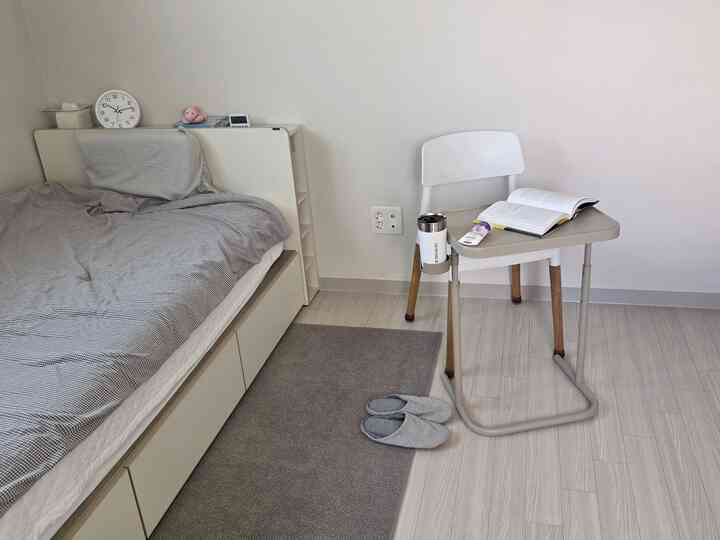 ＃インテリアノウハウ＃コンスープ記録集

中等子部屋に机がない理由？ 🤔 

私たちの家のインテリアノウハウはまさに「空間の目的」を明らかにするのです。 
リビングは熱空モード、寝室は完全なリラクゼーションモード！ 🛏️ 
机の代わりにサイドテーブルだけを置いて読書や休憩に集中したところ、子供ももっと快適ですね。 
家の中の線を決めること、それが本物のミニマリストのインテリアのようです。 ✨

＃中等気持ち 
