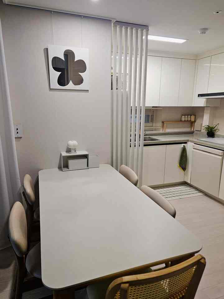 
全体的にトーンを合わせると広く見えます。
照明一つ、小物一つに丁寧に 
家という空間がもっと大切になる最近です。   #셀프벽지  #4인용식탁 #거울인테리어