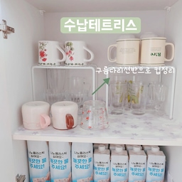#수납테트리스
#시트지시공 
#수납의달인
저희집 싱크대 상부장 하부장과 팬트리수납장
아일랜드식탁 아래 공간은 
수납바구니와  길이조절선반 접시정리대  구름다리선반
철제수납함 접시꽂이  6가지 
아이템으로  테트리스존을 완성했어요  
저는 그 무엇을 정리하든 
공간별로  용도별로 나누어서 정리하고 
물건을  위로  쌓더라도
꺼내기 쉽게  정리를 해요
*철제수납함은 
기존에 다양한  양념을 보관하던 하부장  1곳을 비워내고
이곳으로 옮긴다음 수납공간이 부족해서
늘 흩어져 있던 
냄비후라이팬을 한곳에 보관할수 있게 되어서
만족도가 높아요
*구름다리선반은 다리 높이가 있어서 긴컵 보관하기가
좋아요 
*길이폭 조절선반은  싱크대하부장 공간을
남는공간없이 알차게  활용하기 좋아요
2단 3단 설치가 가능해서 공간에 따라 
조절해서 쓸수 있어요
수납공간은  항상 부족하지만
이렇게   몇가지 살림템들로 
보기좋게   깔끔하게
정리해 놓으면  뭔가
마음의 안정이 찾아오는듯한^^
#주방
#싱크대정리
#팬트리수납장
#수납바구니
#칼각
#철제수납장 
#수납정리 
#주방세제추천 
#머그컵
#접시정리대
#길이조절선반 
#가성비살림템 
#가성비템
#수납템 
#팬트리정리함 
#리빙박스추천 
#가성비갑 
#밀폐용기추천 
#돌돌이 #그릇추천
#물티슈추천 
#냄비추천
#후라이팬추천
#주방용품 
#정리수납 #정리꿀팁 
#제습제
