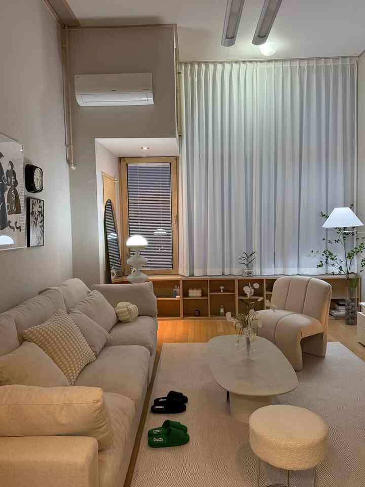 Saya menata ulang sebuah studio duplex yang berfungsi sebagai kantor. Langit-langit yang tinggi, dipadukan dengan tirai sifon yang menjuntai, secara elegan menyelimuti ruang yang agak dingin. Perabotan kelas atas yang terjangkau menambah kedalaman pada ruangan.

#sofa 1 tempat duduk #1인소파추천 #1인가구인테리어 #1인용소파 #1인체어 #원룸인테리어 #복층인테리어 #복층오피스텔 #복층꾸미기 #가구배치 #가구인테리어 #자취방인테리어 #화이트인테리어 #화이트톤