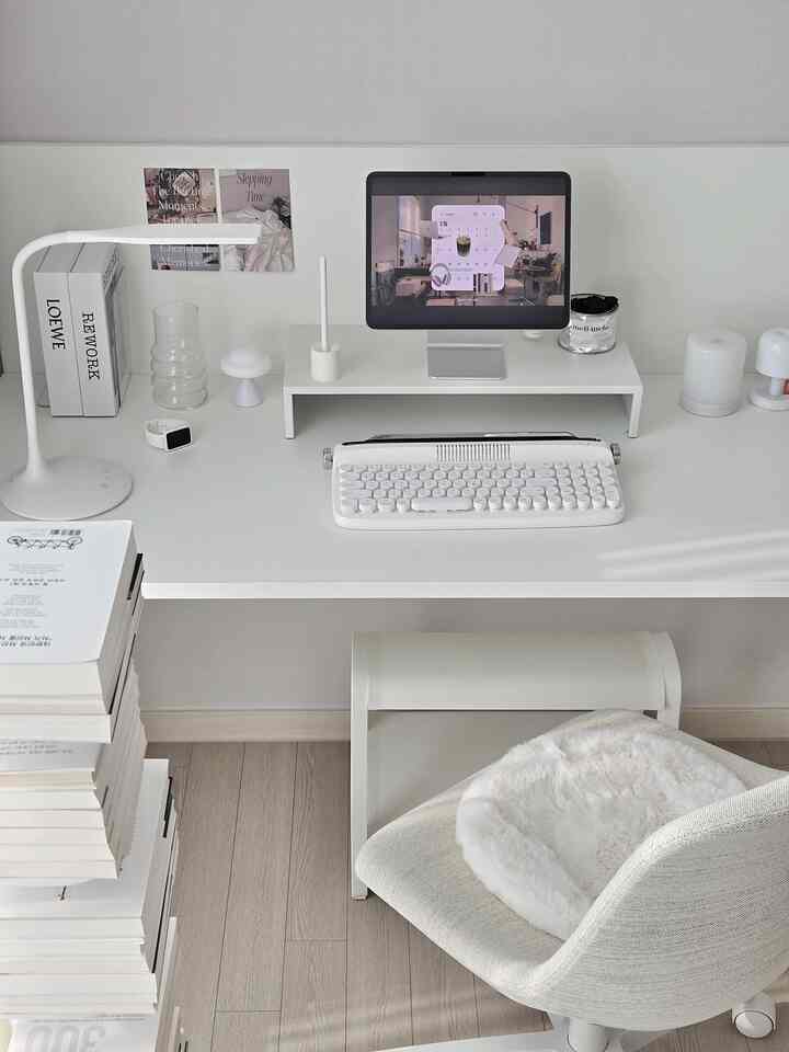 白を基調とした一人暮らしのホームオフィス、シンプルなデスクとストーンディフューザーが配された清潔感のあるインテリア