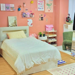 #아이방꾸미기 #수납침대ss #셀프페인팅 
아이방은 아이의 취향과 성장에 따라 계속 변하는 공간이죠
 중3이 되는 딸 방은 자주 바뀌는 편이에요 
그래서 큰 가구보다  쉽게 바꿀 수 있는 아이템들로 꾸며주면
훨씬 실용적이에요 
🏠분위기 변화를 줄 때 자주 활용하는 아이방 스타일링 
아이템 5가지를 소개해요
1. 수납침대
침대 아래 수납공간으로 장난감, 이불, 책까지 한 번에 정리. 방이 훨씬 넓어 보이는 핵심 아이템이에요
2. 이동식 트롤리
학용품부터 소품까지 담아두고 필요할 때마다
위치 이동. 배치만 바꿔도 새로운 공간 느낌이 나요
3. 오픈 행거
아이 옷을 컬러별로 걸어두면 그 자체로 인테리어 포인트
스스로 옷을 고르는 습관도 생겨요
4. 핑크 셀프 페인팅
벽 한 면만 칠해도 방 분위기가 확 달라져요
아이 취향이 바뀌면 다시 칠하면 끝!
5. 포스터 & 아크릴 벽선반
포스터는 교체만으로 분위기 전환, 아크릴 선반은 
작은 전시 공간처럼 연출 가능해요
이런 아이템들만 바꿔줘도 아이 취향에 맞게 
언제든지 새롭게 변화를 줄 수 있어요 
자주 등장하는 딸방 챌린지를 위해 또 올렸네요 🤭
#아이방인테리어 #아이방꾸미기소품  #수납침대 #이동식트롤리 #오픈행거 #셀프페인팅 #핑크인테리어 #포스터인테리어 #아크릴선반 #아이방정리 #아이방가구 #아이방침대 
#벽꾸미기 #벽선반 #핑크방 #포스터인테리어 #셀프페인트 
