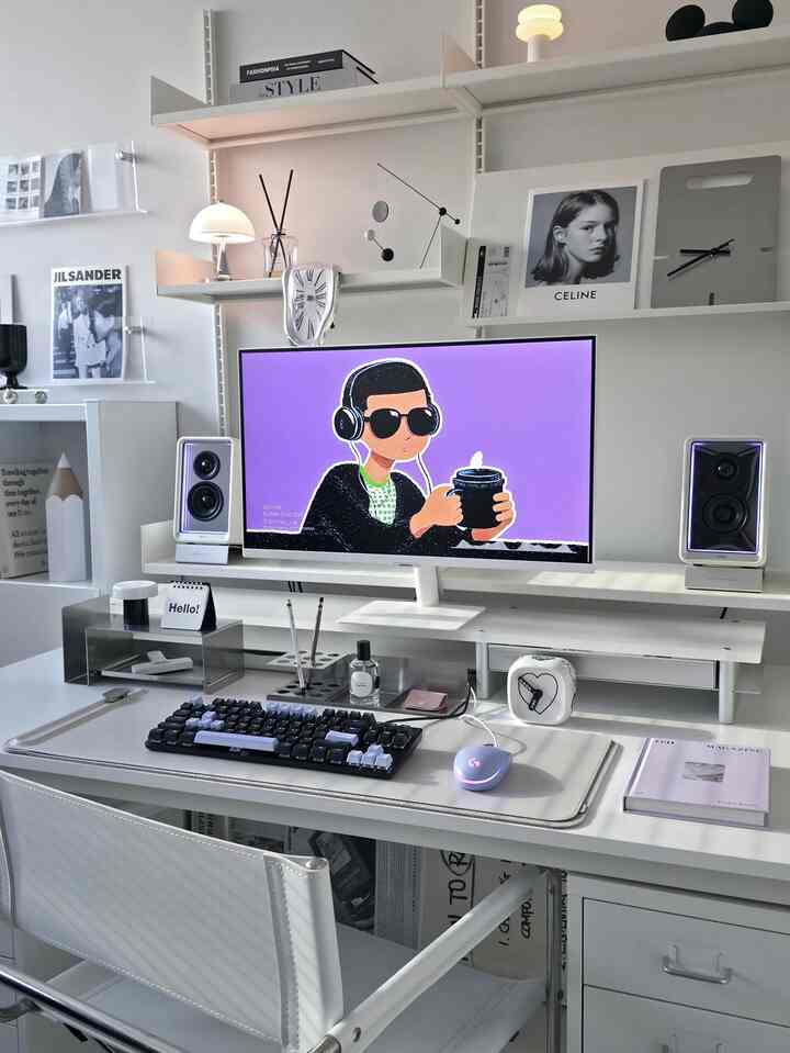 白を基調としたホームオフィス空間、清潔感のあるデスクとモニタースタンド、オフィスチェア、棚が配置されたミニマルな雰囲気の作業スペース