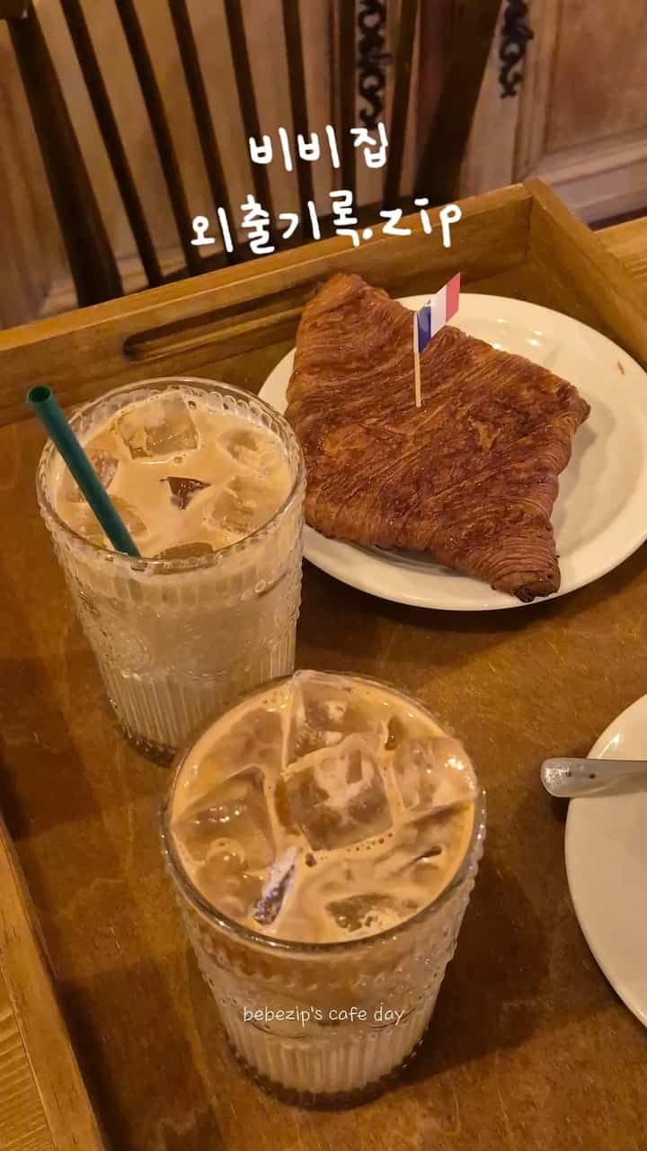 雰囲気が良かったカフェ𓂃

建物から雰囲気が大ヒット。
クリスマスカルーセル小道具
温かいコーヒー、パン、ブランチまで…

軽く行ってきたお出かけ、
もう一つの記録として残しておきます𓂃

皆さん、明けましておめでとうございます⸝ꕤﾟ⊹。



＃コンスープフィルム²＃カフェ＃カフェツアー＃ブランチカフェ＃感性カフェ＃カフェインテリア＃カフェ小物＃回転木馬＃好み記録＃空間記録＃今日の家＃ツリー＃ハウススターグラム＃クリスマスツリー＃毎日の共有