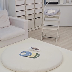 #콘수프기록집 #예쁜템최고야 
아기 러그, 얼쓰빕 도착👀
⠀
웜톤을 너무 좋아해서 벗어나고자
새로운 색상으로 구매했는데
⠀
다음 빕게팅 열리면
아이보리, 브라운 계열로
잔뜩 구매하고 싶어졌어요..
벗어날 수 없는 웜톤 사랑🤎
⠀
폭신한 비비엔다 아기 러그도
얼른 아기 눕혀 놓고
예쁜 사진 찍고 싶네요🥹
⠀
#아기가있는집 #아기가사는집 #아기가있는집거실 #아기용품 #원형러그 #아기매트 #트립트랩 #얼쓰빕 #얼쓰 #빕 #턱받이 #한샘 #샘키즈장 #젖병소독기 #내돈내산 #소통 #좋아요

