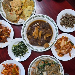 #연휴에뭐하집 #설날음식 
언제오나 했던 설연휴, 이렇게 금방 끝나기 있나요..🥹
크게 한 것도 없는 것 같은데 5일 순삭이예요-
다들 어떤 연휴 보내셨는지 궁금하네요 :)
마지막 날 어제는 설 맞이 가족들과 함께 밥먹기! 친정식사는 언제나 즐거워요! 엄마표 밥.. 그리웠다구.. 😭✨️💓 제사는 안지내지만 전도 먹고 갈비찜에 양념게장까지 냠냠! 이번 친정모임은 식사 후 볼링으로 소화시키기로 마무리~ 어린 조카들도 같이 치는 볼링도 재밌더라고요! 🥰
이제 일상으로 복귀.. 다들 아프지않고 행복하게 보내셨길 바라요🍀✨️ 그래도 곧 주말이니 조금 더 힘내보는걸루~~💪
#연휴끝 #연휴 #엄마밥 #엄마밥상 #설음식 #상차림 #맞팔환영 #소통 #소통해요 