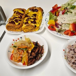 #콘수프기록집 #예쁜템최고야 #콘수프기록 #콘수프 #콘수프챌린지 #챌린지 #챌린지참여 #소통 #소통해요 #소통 #맞팔 #맞팔환영 #맞팔해요 #맞팔선팔 #맞팔소통 #맞팔환영해요 #2월 #5일차 #5일차기록
안녕하세요.
오늘 저녁메뉴이고
샐러드랑 계란말이 해파리무침 문어볶음 먹었네요 ㅎㅎ