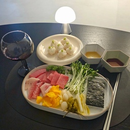 참치는 사랑🤍
원래 같았으면 배달 용기째 먹겠지만
피드용🤓
귀찮지만 예쁜 접시에 차려 먹으니 더 맛있네요🍣🤓
#참치회 #초밥 #와인 #생필품 #예쁜접시 
#이우아여사 #온도아리아 #센느파리
 #내돈내산추천템 #렉슨미나 #미나조명 #불토