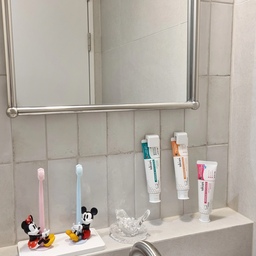 #콘수프기록집 #현명한소비 2
요즘 양치하고 나면 기분이 좀 좋아져요
입 안에 직접 닿는 거라
성분이랑 사용감은 자연스럽게 보게 되더라고요.
유키위 프로폴리스 치약은
맵거나 화한 느낌 없이 부드럽고
양치 끝나고 나서 개운함이 오래 가요.
전 세계적으로 인정받는
뉴질랜드산 고품질 프로폴리스를 사용했고,
오스만투스 꽃 추출물 · 핀란드산 자일리톨 등
믿을 수 있는 자연 유래 성분을 담았다고 해요.
세워서 보관할 수 있어서 욕실도 깔끔하고,
여행 갈 때 파우치에 쏙 넣어 가기에도 좋아요.
유키위 마그네틱 항균 칫솔은
세계 3대 디자인 어워드 중 2관왕 제품이라고 해서 눈길이 갔고,
3,000가닥 미세모라 플라그를 꼼꼼하게 닦아줘서
양치하고 나면 개운함이 확실히 달라요.
자석 스탠드가 있어서 세워서 말릴 수 있고
통풍 잘 돼서 위생적으로 쓰기 편한 편이에요.
파스텔 컬러라 욕실에 두면 예쁘고
받침 바꿔서 투톤으로 써도 은근 포인트
매일 쓰는 거라 그런지, 이런 작은 차이들이 은근히 만족스러워요 🤍
#유키위 #칫솔 #치약 #마그네틱칫솔 #화장실인테리어 #쇠테리어 #욕실인테리어 #욕실리모델링 #욕실템 #공중부양템 #포루투갈러그 #파스텔인테리어 #치약세트 #선팔 #맞팔 #소통 #답방