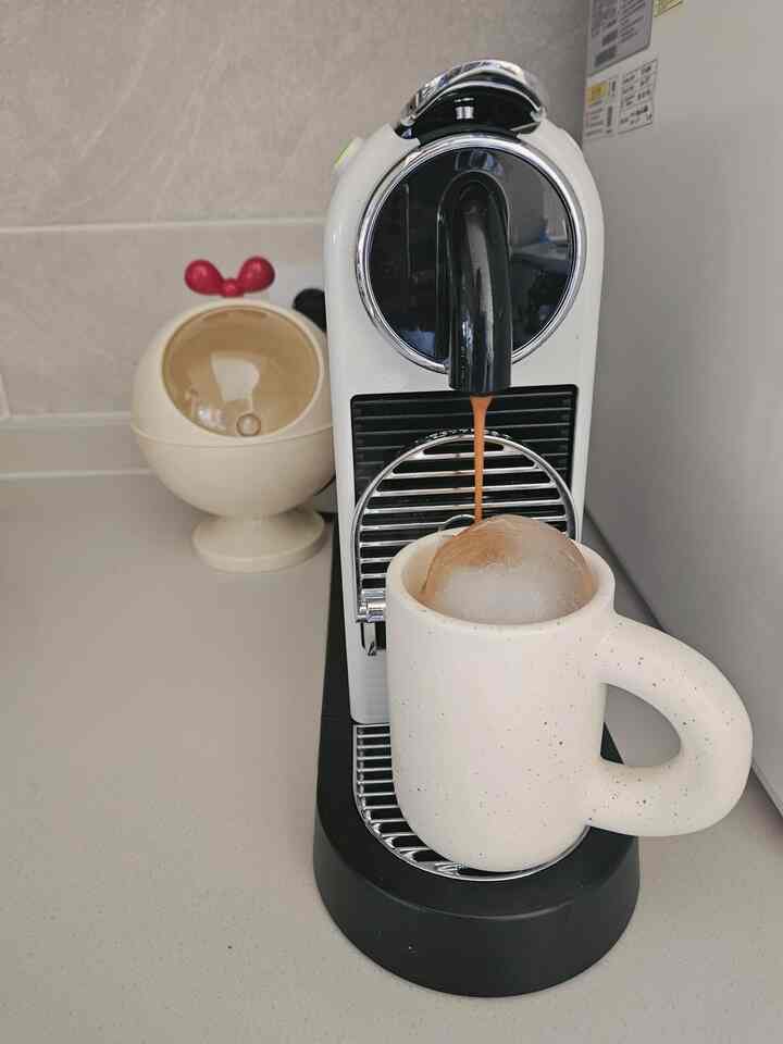 月曜日は大掃除日.. 
仕上げはコーヒー1杯で癒し 
日差しの中に座って一杯のコーヒーがあるのでとても良いです🤍 
＃コンスープ記録集 