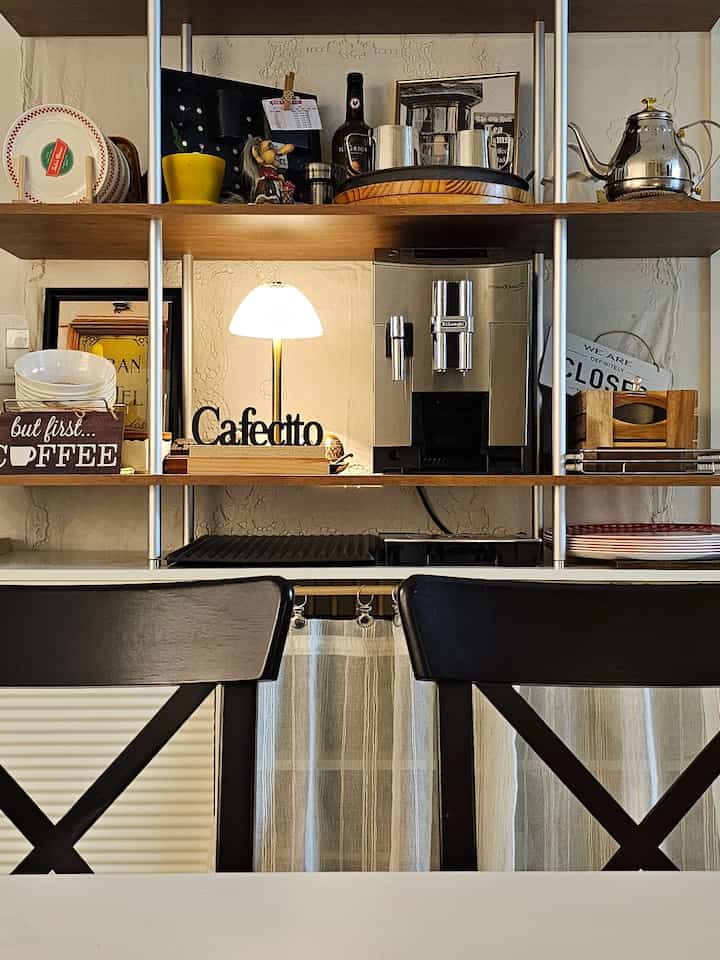 ♥︎いろいろな種類のヴィンテージが飛び交う…♥︎ 
                🏡いろいろなビンテージホーム🏡

      #COFFEEBAR #커피바 ☕️     #홈스타일링  #홈카페  #가벽파티션   #맥시멀리스트 

いろいろな種類のヴィンテージが飛び交う…♥︎ 
あらゆる種類のビンテージホームカフェゾンコーヒーバースペース☕️

ウッドシェルフ：スペースルームリブ1200 3段シェルフ
ガラス収納場：ウェルファニチャールックススライドガラスドア収納場


    Happy ON.GOD Vintage time.
        :)♥︎

♡==============================♡

 《あらゆる種類のビンテージホーム》
   フランスヴィンテージムード〜

   パリカフェ。
   :)♥︎

いろいろな種類のヴィンテージが飛び交う…♥︎
ヴィンテージムードが興奮した…♥︎
《On.God.Vin.T.G》