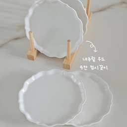 #콘수프기록집 #예쁜템최고야 3
🏠 모던하우스 새댁 PICK 추천템 6가지
🏷 내추럴 우드 4칸 접시꽂이
▫️주방 서랍장 접시꽂이는 필수!
▫️내추럴한 우드컬러가 포인트
▫️흔들림없이 안정적이에요
🏷 니트릴 고무장갑
▫️오래쓰는 잘 찢어지지 않는 고무장갑
▫️고무장갑 유목민들께 강추!
▫️아이보리 컬러지만 물들임이 적어 깔끔하게 사용 가능해요
🏷 콩알이 법랑 머그
▫️깨지지 않는 가벼운 머그잔
▫️480ml 여유있는 용량
▫️귀여운 콩알이 디자인이 포인트
🏷 에코젠 리유저블 롱 스트레이트컵 
▫️깨지지 않는 가벼운 머그잔!
▫️아이스잔으로 활용하기 좋은 500ml 용량
▫️식기세척기까지 휘뚜루마뚜루 쓰기 좋아요
🏷 우드 도어벨 굿럭참
▫️복을 불러오는 액막이 명태
▫️맑은 종소리까지 🔔
▫️신혼집 집들이 선물로 딱 좋아요!
🏷 뉴클린 청소키트 5P세트
▫️귀찮은 욕실청소 올인원으로
▫️솔3종, 유리닦이, 보관용 행거까지
▫️공중부양으로 깔끔하게 보관 가능해요!
.
.
.
#모던하우스 #모던하우스추천템 #살림살이 
#살림추천템 #살림추천 #신혼집살림 #신혼살림
#신혼살림템 #감성살림 #모던하우스소품 
#모던하우스컵 #신혼집인테리어 #신혼인테리어 
#신혼집꾸미기 #신혼부부인테리어 #살림꿀팁 
#살림청소템 #살림루틴 #살림정보 
#맞팔 #소통