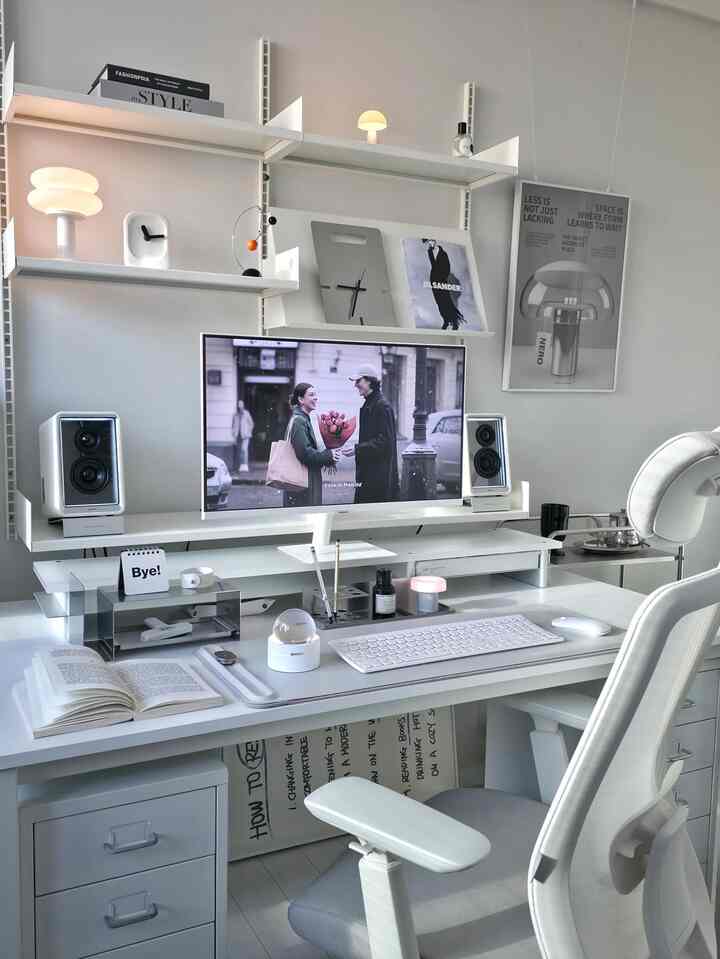 ホワイトとブラックのトーンのホームオフィス書斎、清潔なデスクとモニター、電子ディフューザーやおしゃれなデスク用品が配置されたミッドセンチュリーモダン風インテリア