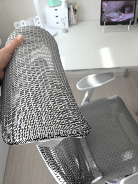 ホワイトとシルバーのトーンのホームオフィス空間、ミッドセンチュリーモダンスタイルのクロームフレームデスクとオフィスチェアが配置された清潔感のあるインテリア