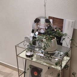 비워두기 아쉬웠던 벽,
좋아하는 것들로만 채웠어요.
과하지 않게, 은은하게.
사진 한 장, 초록 식물, 스피커 하나로
집 분위기가 이렇게 달라질 줄이야.
예쁜 것만 보이고 싶어서
와이파이 공유기는 살짝 숨겼어요 🤍
작은 디테일이 분위기를 바꾸는 중.
 #오늘의집인테리어 #홈스타일링
#신혼집 #신혼집인테리어 #신혼살림
#화이트인테리어 #화이트우드 #미니멀인테리어
#감성인테리어 #집꾸미기 #집스타그램
#인테리어소품 #식물인테리어 #그린인테리어
#선반인테리어 #거실코너 #홈카페감성
#생활감숨기기 #공유기숨기기