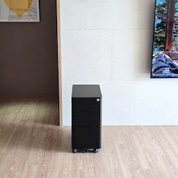 블랙 톤 서재에 어울릴 3단 철제 서랍을 찾다가 선택했어요. 슬림한 사이즈라 책상 아래 공간에 딱 맞게 들어가고, 핸드리스 디자인이라 전체적으로 깔끔한 데스크테리어 분위기를 만들어줘요. 라운드 마감이라 마감 퀄리티도 좋은 편이에요.
3단 구조라 문구류, 서류, 케이블 등을 나눠 정리하기 좋고 생각보다 수납이 넉넉해요. 넘어짐 방지 보조 캐스터와 잠금장치가 있어 안전하게 사용할 수 있고, 이동식 바퀴와 부드러운 레일 덕분에 사용감도 만족스럽습니다.
서재 인테리어 정리용 수납템으로 추천해요. 🖤
#콘수프기록집 #예쁜템최고야
#데스크테리어 #데스크테리어템
#캐비넷 #철제캐비넷 #철제서랍장
#서재인테리어 #신혼집서재
#서재수납템 #책상서랍
#맞팔 #맞팔환영 #맞팔해요