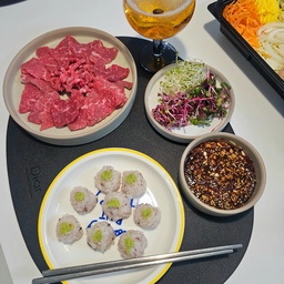 내사랑 육회 육사시미🤍
주기적으로 먹어줘야해요
너무 맛있다아🙊🤤
#콘수프기록집 #오늘의우리집
#육사시미 #육회 #센느파리 #와인잔추천
#맥주잔 #홈바 #홈카페
#테이블셋팅 #테이블매트
#온도아리아 #모던하우스