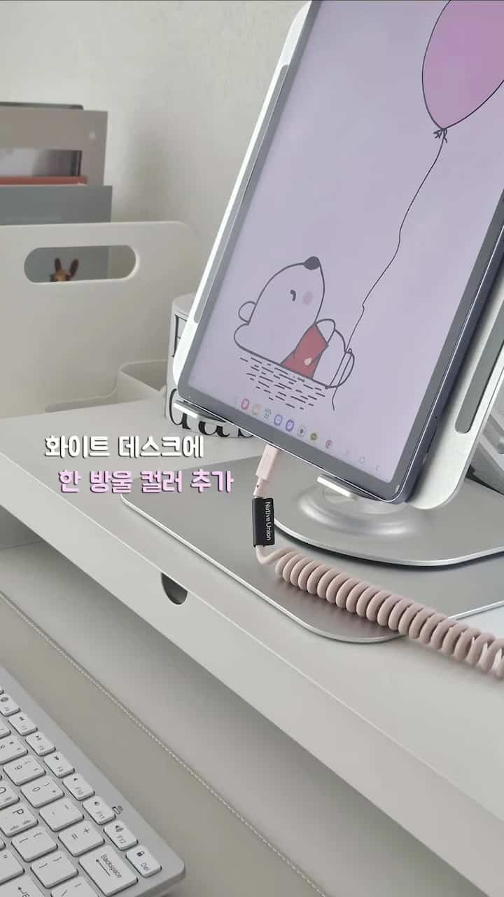 ホワイトデスクに
ピンクの滴を落とす 🌸
きれいなホワイトデスクに
コイルケーブルが少し足ります。
デスクムードがはるかに柔らかくなりました。
小さなカラーポイント一つで
雰囲気が変わるデスクテリア🤍
今日も我が家デスクゾーン記録。

＃コンスープ記録集＃賢明な消費
＃デスクテリア#充電ケーブル
