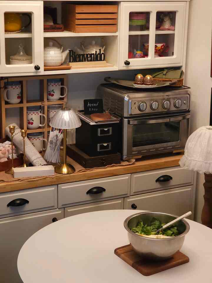 #homecafe #cafe #coffee  #러스틱   #빈즈  #우리집인테리어기록  #우드스타일링   #빈티지무드  

_______________________________________________
             ■■■ On.God.Vin.T.G ■■■
_______________________________________________

♥︎いろいろな種類のヴィンテージが飛び交う…♥︎ 
      🏡いろいろなビンテージホーム🏡

春の洞ビビンバの鍋〜私は夕方に解決しました〜😋

《あらゆる種類のビンテージホームホームカフェゾン家具配置法！》
鞄の仕切りで冷蔵庫の側面を隠してくれました。
 =>レトロハウスプラム原木の壁のパーティション
仮壁パーティションの前にホームカフェ場を置きました。
=>リセントビーンズビュッフェ収納帳セット
ホームカフェ場の前には食卓とベンチが置かれています。
=>ビビエントブランテンバテーブル/ベンチ
      IKEA インゴルフ ブラックチェア
ビビエント・ブラン・テンバ・ベンチの横には協卓が置かれています。
=>ナヌベルヴェルデゴム木のコラボレーション 
協卓の上には「オアキューブマルチタップ」
床にはヴィンテージなラグが敷かれています。
=>ノミアヘイリーブラウンラグカーペット
:)♥︎

_________________________________________________

《リセントビーンズビュッフェ収納場セット》ホームカフェ場
ヨーロッパ風のヴィンテージな雰囲気を出すには「リセントビンズ」が最高！ 👍🏻
きれいで収納がたくさんなって、引き出しスライドがスムーズ～♥︎
《ビビエントブランテンバテーブル＆ベンチ》ダイニングテーブルセット、
そして《IKEA UNGブラックミラー》
あらゆる種類のビンテージホームのホームカフェスペース
今ではなくてはならない、ungブラックミラー。


ホームカフェ場は《リセントビーンズブッフェ収納場セット》です。
ブラックチェアは《イケアインオールフチェア》です。
:)♥︎
お好みは、ただヴィンテージです。

▪︎リセントビーンズビュッフェ収納場A上場セット
▪︎レトロハウスプラム原木3段ウェインスコート成形パーティション
▪︎ウェルパネチャールックススライドガラスドア収納場
▪︎ビビエントブランテンバテーブル
▪︎ビビエントブランテンバベンチ
▪︎イケアインオールフチェア（ブラック）

:)♥︎
___________________________________________

レトロハウスの壁のパーティションとして
冷蔵庫の側面を覆いながら、
華やかな色味の白樺の食卓を置いて
ホームカフェスペースを作りました〜
ダイニングテーブルとベンチはビビエントです。

仮壁パーティションの後ろには、
私の家の母親🐦夫が調理するインダクションゾーン
私が毎日途方もない皿洗いをするシンクダジョンがあります。
: )♥︎

___________________________________________
             ■■■ On.God.Vin.T.G ■■■
____________________________________________

いろいろな種類のヴィンテージ
このヴィンテージムードが好きで…♥︎
家にいる時間が幸せだ。

       Happy ON.GOD Vintage time.
        :)♥︎


♥︎==============================♥︎

 《あらゆる種類のビンテージホーム》
   フランスヴィンテージムード〜

   パリカフェ。
   :)♥︎

いろいろな種類のヴィンテージが飛び交う…♥︎
ヴィンテージムードが興奮した…♥︎
《On.God.Vin.T.G》