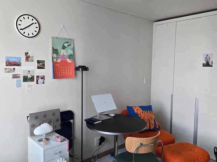 I often switch the positions of the table and sofa,
but I really like this arrangement🤍

#CornSoupRecord #오늘의우리집 #블랙테이블 #1인소파 #벽걸이시계 #무소음시계 #구름가습기 #블랙조명 #컬러인테리어 #원룸인테리어 #원룸꾸미기 #7평원룸 #8평원룸