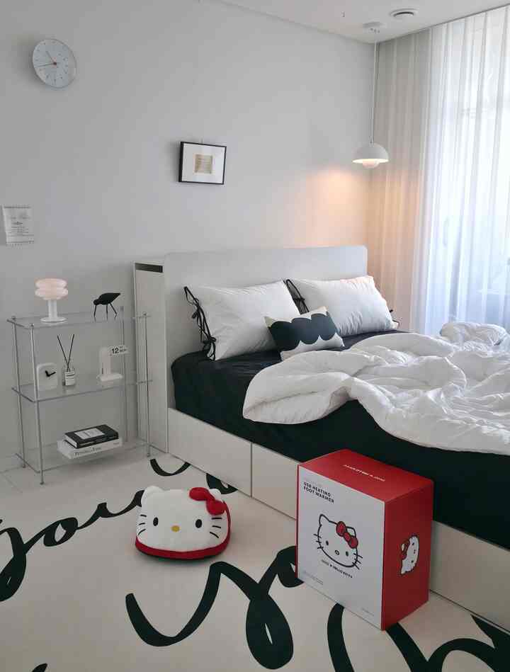 モノトーンの寝室、白いベッドフレームと黒い寝具が配置されたシンプルでモダンなインテリア