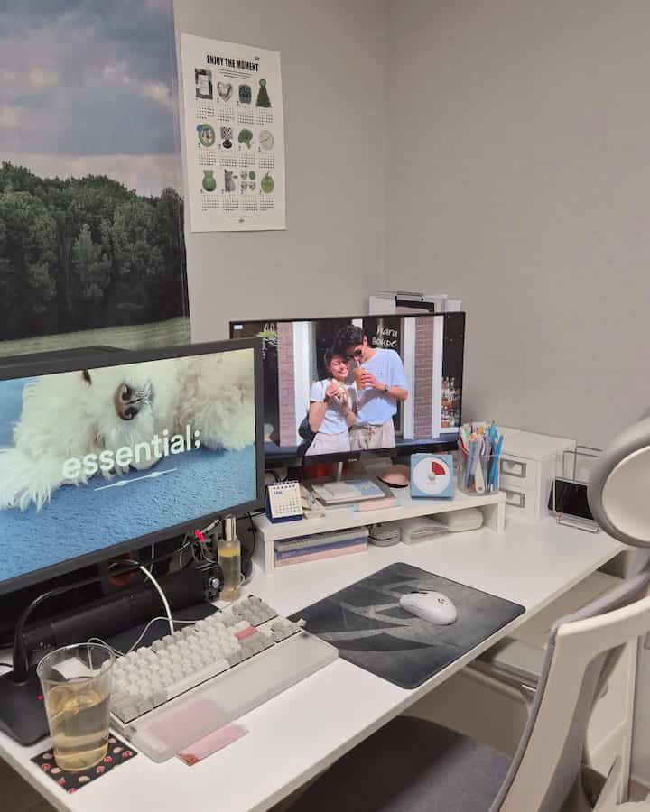 デスクで愛情のある商品です◡̈
デザイン＆バグする人に必ず必要なゲーミングモニター。 ᐟ

全職場で在宅もしたし、
デザインとコーディングする人なので、デュアルモニターは必須ですㅎㅎ

しばしばプリンタを行うことがあるので、Samsungプリンタ。

日記も書いてるから
いつも日記とボールペンも取り出しています。

手の届くところに近い
よく使うので最大限の効率で飾ったデスクです◡̈ 



＃インテリアノウハウ¹＃コンスープ記録集＃今日の家＃家の装飾＃部屋の装飾＃デスクテリア＃デスクテリアの家族＃デュアルモニター＃私たちの執筆ミゾン＃ペットテリア＃子犬と一緒に住んでいる家＃ペットと一緒に暮らす家＃デスクセットアップ＃ハウススターグラム＃ホームオフィス