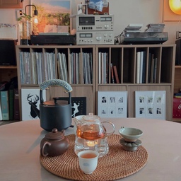 친구가 선물한 보이차로 마음씻기 🍵 
제가 사서 먹는 차도 충분히 가치있고 스스로를 기쁘게하지만
누군가 선물한 차를 마시면 마음가득 향긋하고 따뜻하고 온화해져서 오래 그 사람을 생각하게 되어요.
정작 마주앉아 차 한잔 한 지는 너무 오래되었는데
육아중이라 바쁜 친구를 언젠가 초대하고싶네요...!
#오늘의우리집 #콘수프기록집 #다도 #티타임 #차마시기 #보이차 #코지인테리어 #우드인테리어 #카페감성 #맞팔
