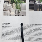 #오늘의우리집 #콘수프기록집 #베란다정원 
운동 끝나고 도서관에 들려서 리빙센스 3월호를 봤어요. 오친님 중 메이네정원님의 기사가 실려 있었어요. 마치 제 일 인 것 처럼 기뻐서 사진도 찍고(소리 나지 않는 카메라로)  집에 와서 우리 집 초록이들에게도 물을 주었어요.
꽃 구독 마지막 꽃으로 '버터플라이 라넌큘러스'가 왔어요. 노란색이 맘에 드네요. 
베란다에서는 붉은 튤립도 잘 피우고 있고 가랑코에도 노랗고 제라늄도 붉게 자랑하고 있어요. 오늘의 집에서 받은 몬스테라가 무사히 겨울을 났어요. 수선화는 꽃봉오리만 맺혔다 말았네요. 그래도 원종튤립이 열싱히 싹을 내고 있어서 뿌듯하답니다.
미세먼지는 가득해도 봄햇살이 가득한 오늘입니다.