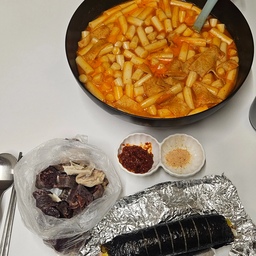 #콘수프기록집 #현명한소비 #소비 #콘수프기록 #콘수프 #콘수프챌린지 #챌린지 #챌린지참여 #소통 #소통해요 #소통 #맞팔 #맞팔환영 #맞팔해요 #맞팔선팔 #맞팔소통 #맞팔환영해요 #3월 #2일차 #2일차기록
안녕하세요.
얼마전에 친구가 
떡볶이랑 김밥이랑 순대랑 샀다구 
먹으라고 주고가더라구요 ㅎㅎ 
얼마나 맛있던지 ㅎㅎ
