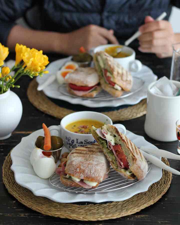 先週末のブランチ♡

今日も家のあちこちを整理するのに大丈夫です。 
スープ＆パニーニの構成がとても薄すぎます🫣

バジルペストにジャンボン、モーツァチーズ、トマトまで〜
シンプルな食材だけで最高のおいしい＃トマトバジルモッツァレラパニーニ

近いうちにジャンボンショッピングに行きます~~👏👏👏👏

#週末ブランチ #ブランチ
＃私たちのおにぎり＃料理スターグラム
#daily 