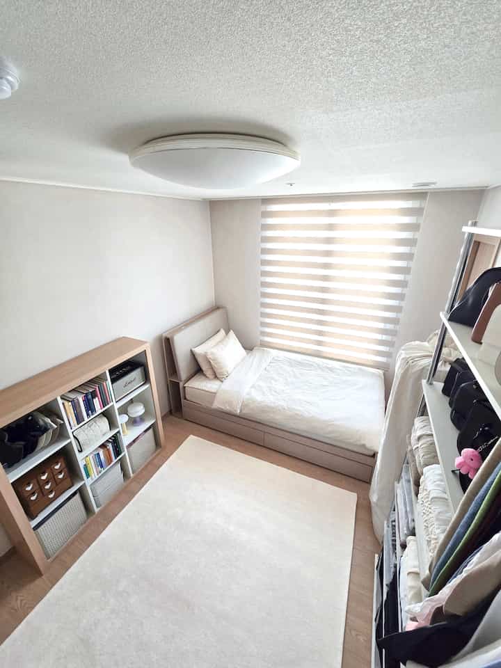 新婚旅行の部屋の一つ
ゲストルーム兼ドレスルームで飾りました。

壁一点にハンガーを設置する
よく着る服をまとめておいて
お客様が来たら楽に休むように
ベッドとトッパーも一緒に用意しておきました。

1つのスペースを2つの用途に
よく使っています。

#コンスープ記録集 #インテリアノウハウ 3️⃣
#ドレスルームインテリア
#新婚ハウスドレスルーム
#ドレスルーム整理
#ゲストルーム #ゲストルーム
#マルチルーム #マルチルームインテリア
#ドレスルームハンガー #ハンガー棚
＃商業家具＃グローイングハンガー
＃シングルベッド＃収納ベッド
#原木ハンガー #ハンガーおすすめ
＃お会いしましょう。