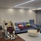 #취향의역사 #콘수프기록집 #거실인테리어 #에싸소파 #안마의자 
저는 가구를 한 번 놓으면 거의 붙박이가 되는데 거실은 몇 번의 변화가 있었네요.
현재의 모습입니다. 발열 히터 러그와 안마의자가 있는 소파를 기역자로 붙여 놓아 둘 다 눕기 좋게 만들었어요. 손님들 오셔도 이 위치가 제일 좋은 것 같아요.
  두번 째 사진은 안마의자 오기 전,  양면 파티션과 함께 놓여 있던 거실이고요.
세번 째 사진은 소파를 분리하고 테이블을 치웠던 사진이에요. 가운데가 뚫려 시원했던 모습입니다.
소파가 좀 크고 모듈이 아니라 움직이기 쉽지 않았지만 그래도 뭔가 변화를 주고자 노력은 했었네요. 
