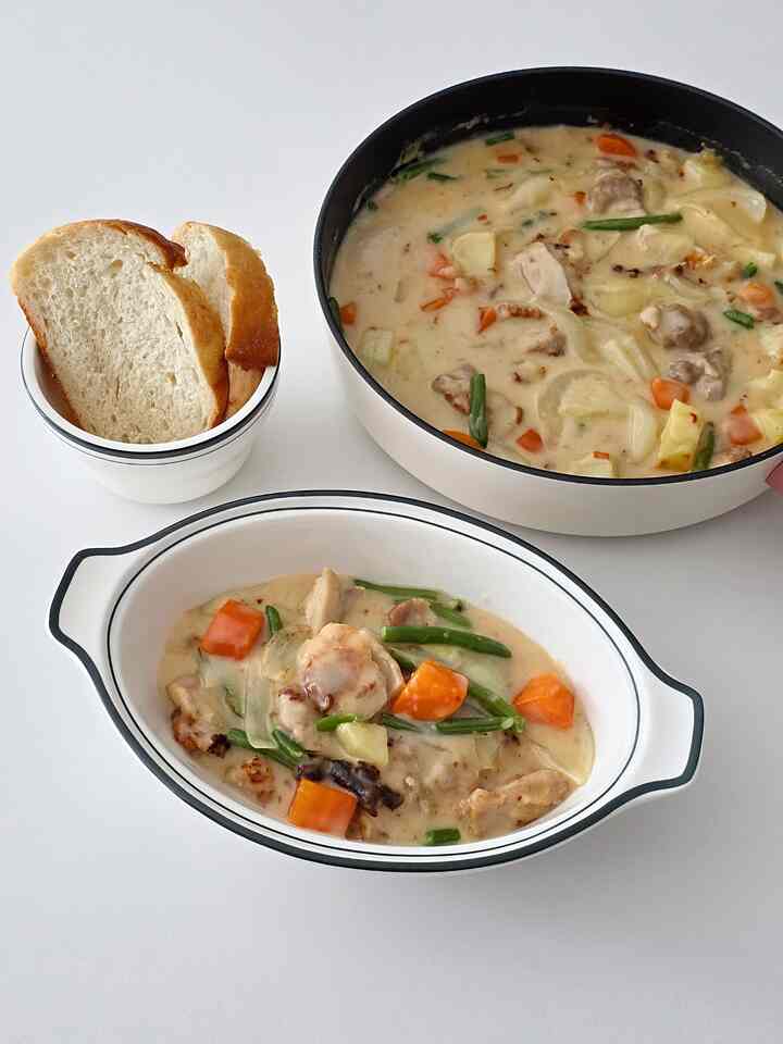 ぽかぽかクリームシチュー🤍

私は野菜を使ってクリームシチューを作りました。
冷毛メニューでカレーもいいけど～
鶏の足を大量に入れてシチューを作って食べると
とても美味しかったです！

フライパンに鶏の足を焼いてください。
野菜、水、牛乳、バター、クリームシチューブロックを入れる
ボグルボグル沸騰したら終わり！
水と牛乳の割合は1対1をお勧めします
ペパーロンチーノを追加しても美味しいです😊

パンは必須です！  

＃ホームクック＃おにぎり＃料理＃ホームストア＃クリームシチュー
#冷毛料理 #ボウルおすすめ #シラクス #homecook
#簡単料理 #レシピ 