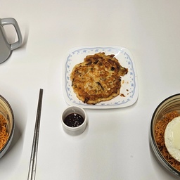 #콘수프기록집 #예쁜템최고야 #콘수프기록 #콘수프 #콘수프챌린지 #챌린지 #챌린지참여 #소통 #소통해요 #소통 #맞팔 #맞팔환영 #맞팔해요 #맞팔선팔 #맞팔소통 #맞팔환영해요 #3월 #5일차 #5일차기록
안녕하세요.
얼마전에
팔도비빔면에 계란위에 올리구
엄마가 주신 녹두전이랑 
먹었네요 ㅎㅎ 😆😆
