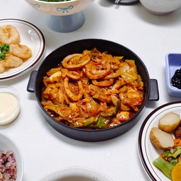 #현명한소비 #콘수프기록집
​​🍚반찬 배달로 차린 건강하고 예쁜 집밥 기록
​
바쁜 평일 저녁, 제대로 된 한 끼는 먹고 싶지만 재료 손질부터 요리까지 할 엄두가 안 날 때가 있죠. 집앞배달 온 반찬들을 예쁜 그릇에 옮겨 담기만 했는데도 근사한 홈스토랑 메인 메뉴가 완성되었답니다. (📍디플랜 반찬배송) 
​구성도 알차고 재료도 신선해서 정말 만족스러운 식사였어요. 특히 저처럼 예쁜 플레이팅을 포기 못 하는 분들께 강력 추천! 깔끔하게 포장되어 와서 플레이팅 하기도 너무 편했답니다. 🤍
​
오늘도 맛있는 집밥 드시고 기분 좋은 하루 마무리하세요! :)
​ 
#오늘의집 #집밥기록 #반찬배달 #디플랜 #홈스토랑 #플레이팅 #신혼밥상 #온더테이블 #집밥메뉴 #한상차림 #오징어볶음 #밑반찬맛집 #저녁메뉴추천 #식단관리 #가정식백반 #홈쿡 #주방인테리어 #내돈내산후기 #건강식단 #kfood #맞팔환영 #맞팔 #소통 
