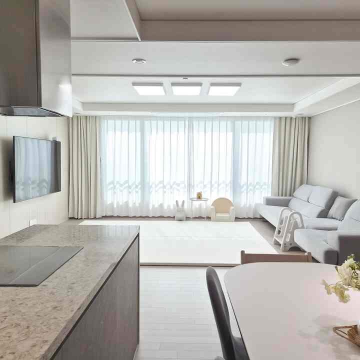 私の好みがいっぱいのミニマリストとすっきりを追求するリビングルームです。
もちろん、子供が来ると混乱するようになります。

最近リビングルームの窓側に向かって 
教区長を持ちたい欲求がマグマグ注ぐのに.. 
すぐに生まれる2番目の荷物もおそらくよく参考になります。
見てみると、とてもきれいな家が多いので、そうですね☺️

＃コンスープ記録集＃かわいいテム最高屋2 
