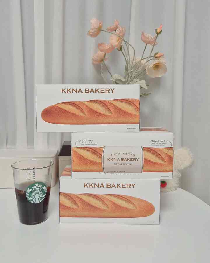 バゲットだと思いましたが、柔らかいティッシュです🥖˚₊・

❝ 𝙠𝙡𝙚𝙖𝙣𝙣𝙖𝙧𝙖 x ケナベーカリー • 𝖻𝖺𝗀𝗎𝖾𝗍𝗍𝖾 美容ティッシュ ❞

#イベント
パンスンが心をときめかせるビジュアル𓂃ꕤ

食卓の上やキッチンフードの上に置いても
あっという間にカフェみたいなムードが出来上がります。

パッケージから柔らかい肌触りまで

とても気に入って
引き出し続ける美容ティッシュですよ🤍



＃インテリアノウハウ²＃コンスープ記録集#ハニーテムおすすめ #日常 #デイリー #トゥルームインテリア #ライフスタイル #mood
